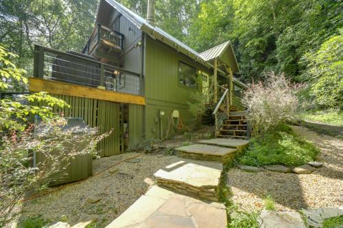 Sapphire Treehouse Cabin with Views, Deck, Fireplace