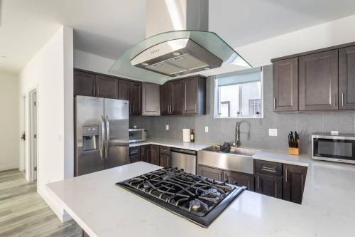 Cheerful 4BR home with parking in East Hollywood in Los Angeles, USA