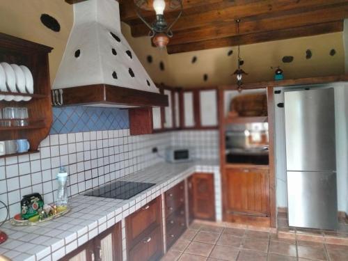 LANZAROTE Casa Volcánica-Anclada sobre la lava del volcán (LANZAROTE Casa Volcanica-Anclada sobre la lava del volcan) in El Islote