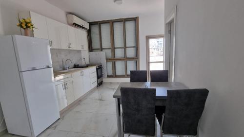 New Stylish Apartment with Balcony Close to Tel Aviv