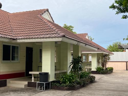 Suanpai Resort Sattahip Room Type - Bungalow with Garden View