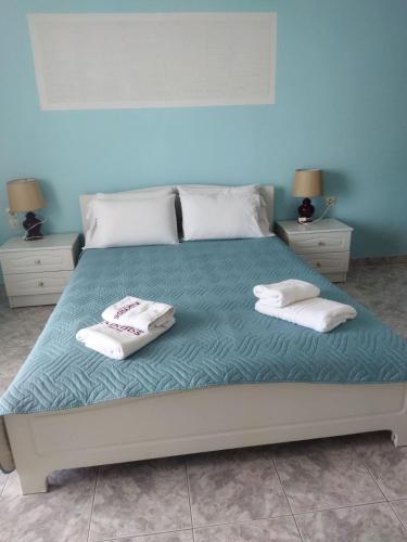 1 double bed, 2 twin beds