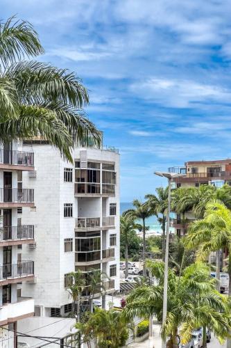 Apartamento a 200m da PRAIA DO FORTE com VISTA, GARAGEM, VARANDAS e Wi-Fi 250 MEGAS