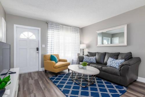 B&B Tampa - Perfect Pool Home for Family Getaway Close to Tampa Zoo, Busch Gardens, Restaurants and Shopping! - Bed and Breakfast Tampa