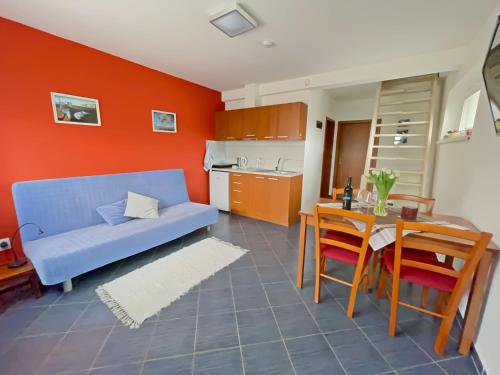 1 queen bed, 1 twin bed, 1 sofa bed
