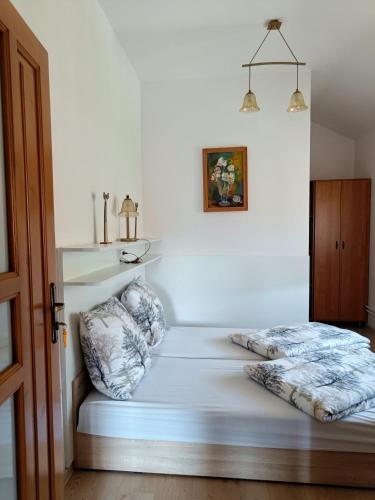 Pod Modrzewiami Pod Modrzewiami