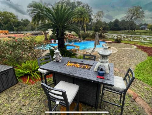 BEAUTIFUL VACATION HOME RENTAL WITH TROPICAl STYLE HEATED POOL & HOT TUB in Alvin, USA