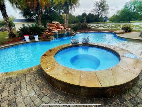 BEAUTIFUL VACATION HOME RENTAL WITH TROPICAl STYLE HEATED POOL & HOT TUB in Alvin, USA