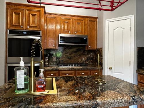 BEAUTIFUL VACATION HOME RENTAL WITH TROPICAl STYLE HEATED POOL & HOT TUB in Alvin, USA