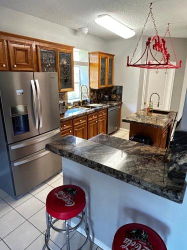 BEAUTIFUL VACATION HOME RENTAL WITH TROPICAl STYLE HEATED POOL & HOT TUB in Alvin, USA