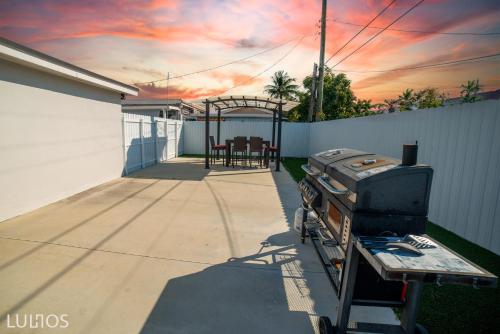 Modern 6 bedroom home with Pool and BBQ in Miami L34