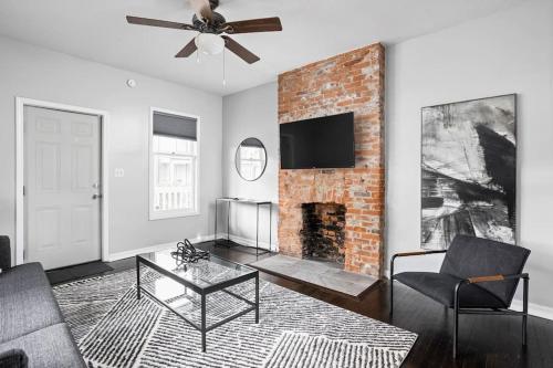 Modern and Spacious Home mins to Downtown