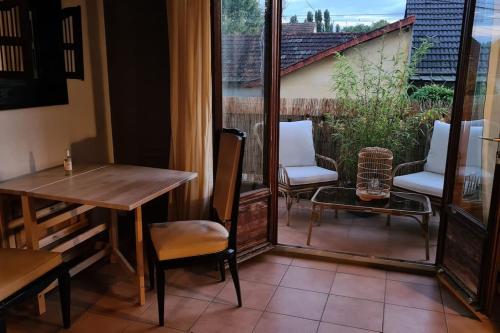 Maisonnette à 2 pas de la Seine (Maisonnette a 2 pas de la Seine) in Мезон-Лафітт