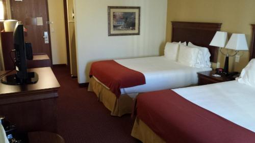 2 queen beds