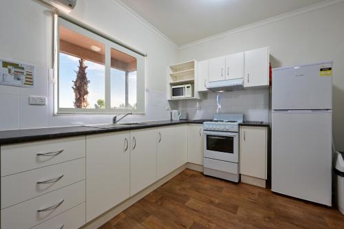 Κουζίνα, The Sundowner Cabin & Tourist Park in Γουάιαλα