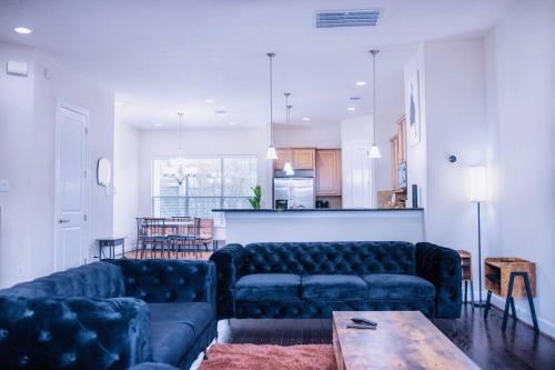 Modern TownHome w/King Bed in DwnTwn