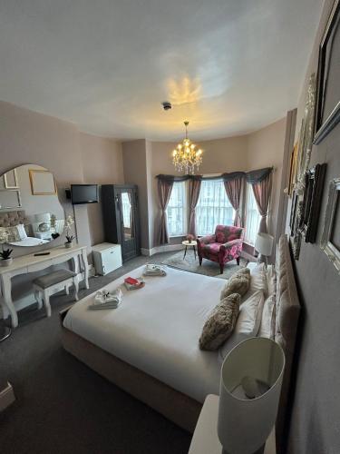 The Lyndhurst Guest house - Corton