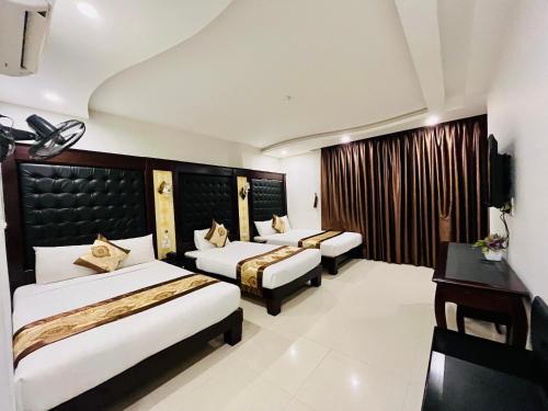 2 double beds, 1 twin bed