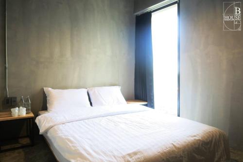 B Arch House Hotel and Cafe ll NO PARKING ll Room Type - Double Room with Private Bathroom