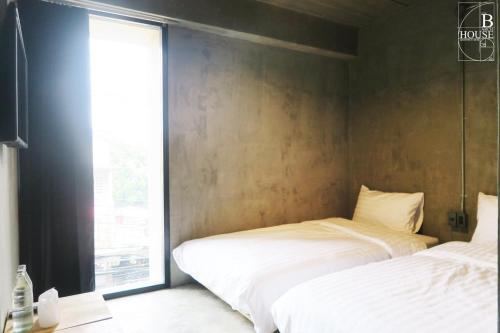 B Arch House Hotel and Cafe ll NO PARKING ll Room Type - Twin Room with Private Bathroom