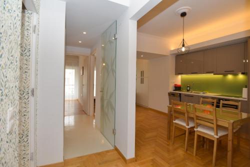 Acropolis area 2 bedroom 2 min from metro Syngrou, Atenas