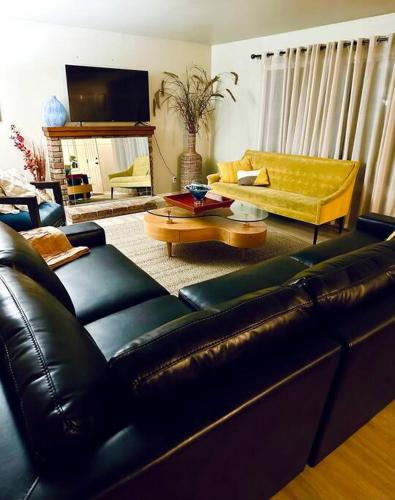 5 Beds, 2 Full Baths, w/Gazebo, w/Fenced Backyard in Cidade Yuba (CA)
