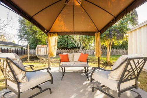 5 Beds, 2 Full Baths, w/Gazebo, w/Fenced Backyard in Cidade Yuba (CA)