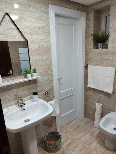 Apartamentos Florida Casablanca - Tap to explore photos