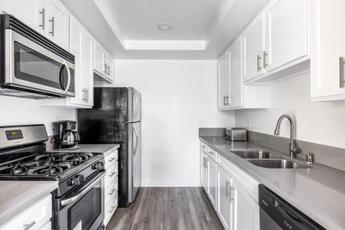 W Hollywood 2BR nr TJ W 3rd St Beverly Center LAX-444 in Los Angeles, USA