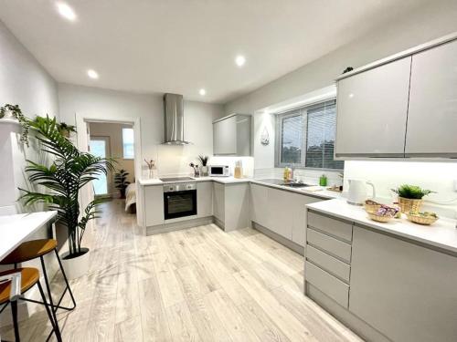 Lush Porthcawl Large Spacious 2 bedroom Apt, Parking, Garden access, Prime Location in 波斯考爾中東區