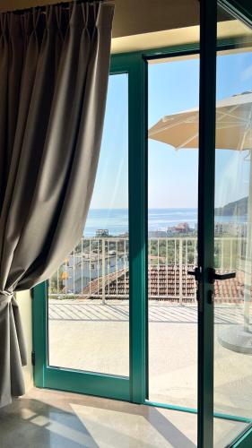 Deluxe Double Room with Balcony and Sea View image 6