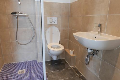 2 bedrooms, 3 beds