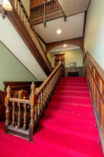 Palmers Lodge Swiss Cottage - image 8