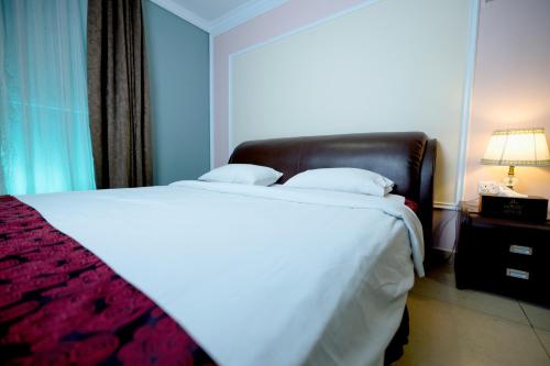Standard Double Room image 9