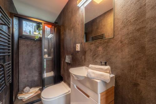 ฝักบัว, tiny house BARACZEK Brno-Jundrov, ulice Veslařská (tiny house BARACZEK Brno-Jundrov, ulice Veslarska) in ยุนดรอฟ