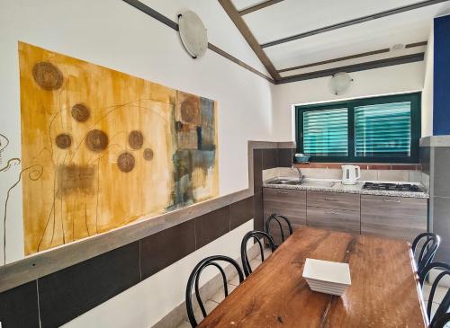 virtuve, ISA-Residence with swimming pool in Guardistallo surrounded by greenery in Guardistallo