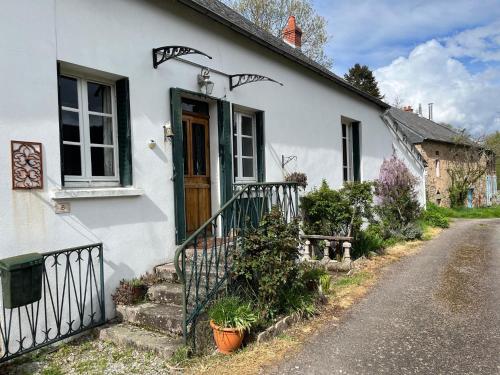 Petite maison au calme à Anost