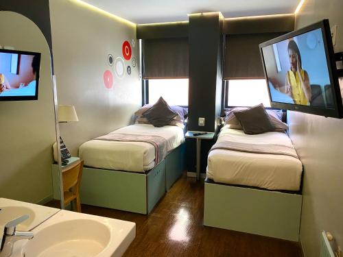 2 twin beds