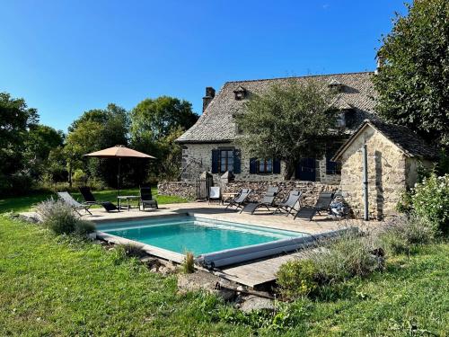 泳池, Maison typique Auvergnate, piscine et four à pain (Maison typique Auvergnate, piscine et four a pain) in 拉吉奧爾