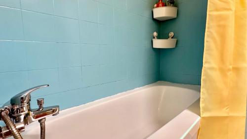 Μπάνιο, GW317 Gugel Waves Amazing Seaview Pool Apartments in Ναχαριγια