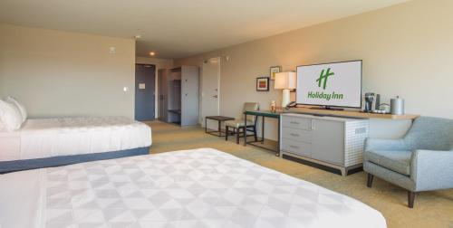 Premium Queen Room with Two Queen Beds image 7