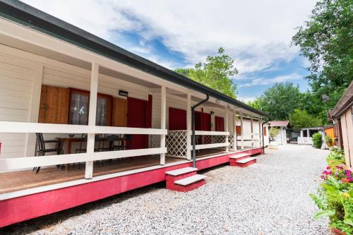 2 bedrooms, 5 beds