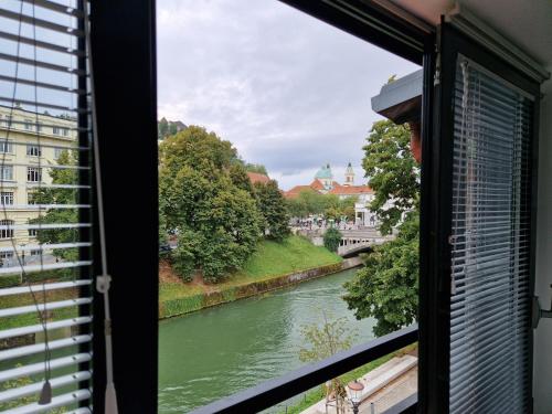 Skats, Most Hostel in Ļubļana