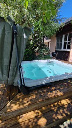 Hot tub, Homely Stay in a romantic lodging with sauna&gym in Munsing