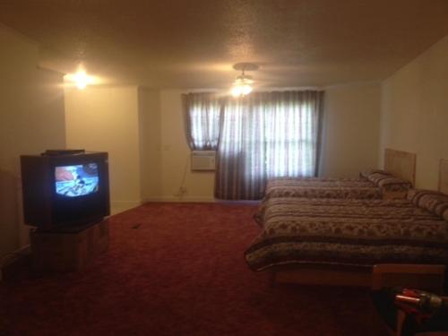 1 queen bed, 1 double bed