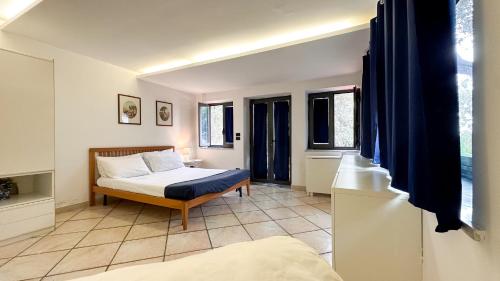 1 queen bed, 1 twin bed