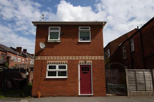 Cosy & Fully Equipped Cottage in Swinton, Manchester (photo 8)