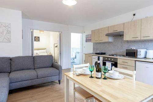 Cosy & Fully Equipped Cottage in Swinton, Manchester (photo 9)