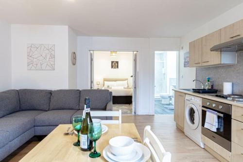 Cosy & Fully Equipped Cottage in Swinton, Manchester (photo 11)