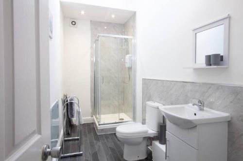 Cosy & Fully Equipped Cottage in Swinton, Manchester (photo 5)
